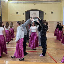 Deváťáci a nácvik jejich polonézy