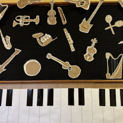 Naše škola ožila hudbou: Barevná symfonie na chodbách