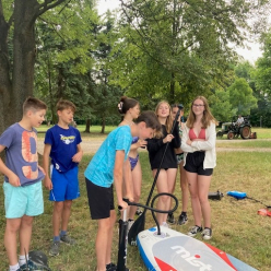 7. B na koloběžkách a paddleboardech