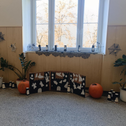 Veselý Halloween: Den plný masek, učení a strašidelné zábavy.